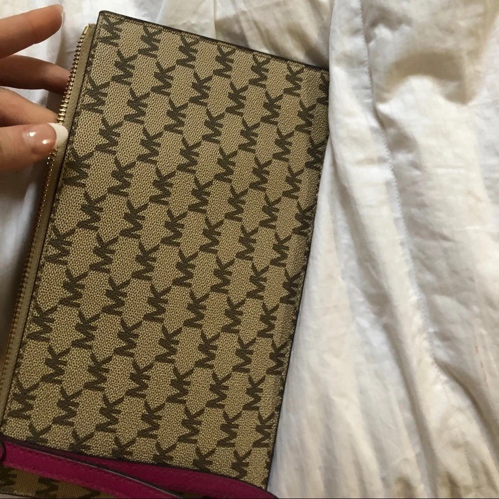 MICHEAL KORS never used purse - Picture 2 of 5